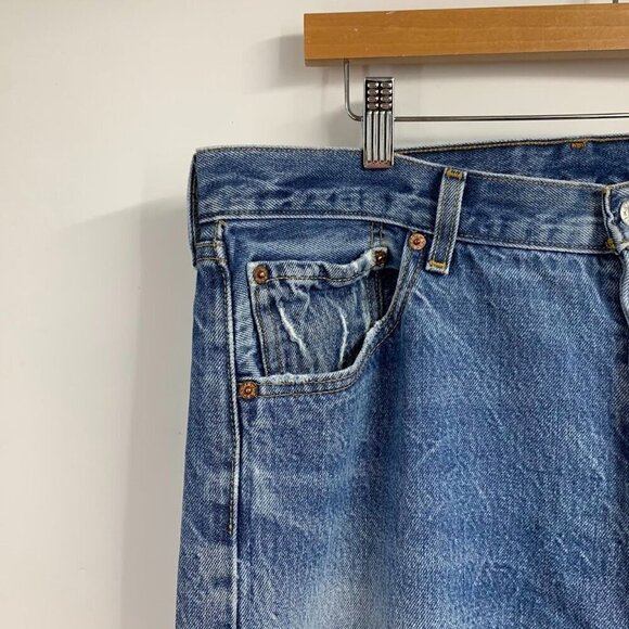 Levi's Men's 501 Classic 5 Pocket Cotton Denim Straight Leg Denim Jeans SIze 38 - Picture 3 of 13